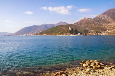 Güzel Mediterranean güneşli kış gününde manzara. Karadağ, Kotor Koyu'nun Adriyatik Denizi
