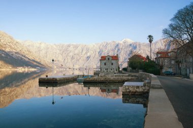 Kış Akdeniz manzara. Karadağ, Kotor Koyu'nun Adriyatik Denizi. Sahil köyü Stoliv görünümünü 