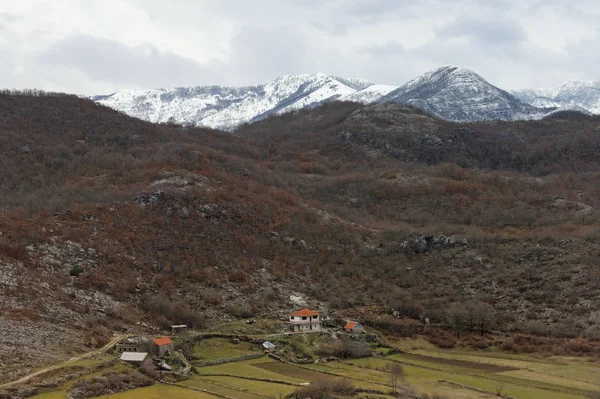 Dağ Manzarası Ile Bulutlu Kış Gününde Küçük Bir Köy Karadağ — Stok fotoğraf