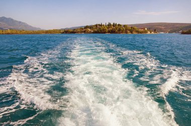 Akdeniz manzara tekne arkasında su yüzeyinde dalga desenli. Karadağ, Kotor Koyu'nun Adriyatik Denizi. Görünüm çiçek Adası 