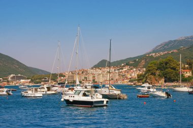 Yaz Akdeniz manzara. Karadağ, Kotor Körfezi. Görünüm kıyı kasaba, Herceg Novi