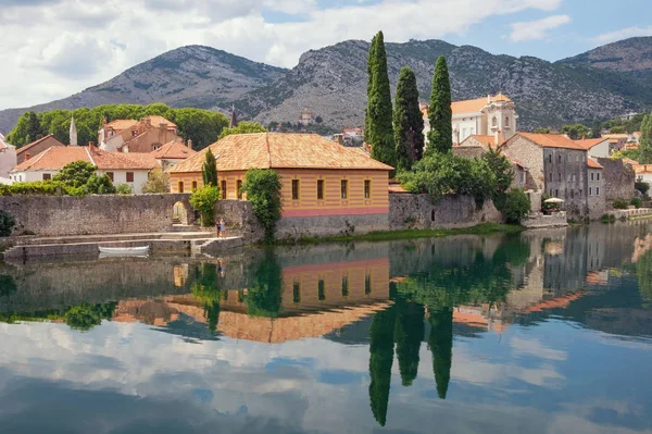 Hermosa Ciudad Antigua Orilla Del Río Bosnia Herzegovina Vista Del —  Fotos de Stock