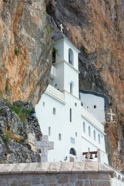 Dini mimari. Ostrog Manastırı, neredeyse dikey kaya, Karadağ bir arka plan üzerinde bulunan
