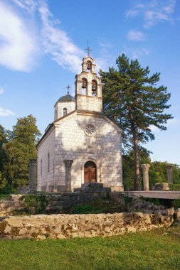 Dini mimari. Karadağ, Cetinje kasaba. Mahkeme kilise görünümünü Cipur üzerinde