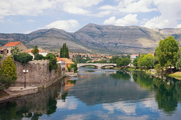 Nehir Kıyısında Antik Kenti Bosna Hersek Sırp Cumhuriyeti Görünümü Trebin — Stok fotoğraf