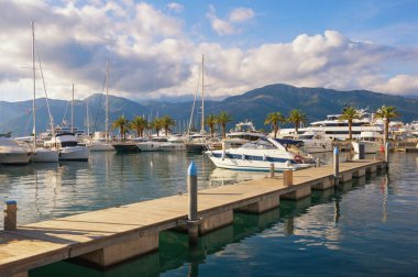 Yat limanına Porto Karadağ görünümünü. Karadağ, Kotor Koyu'nun Adriyatik Denizi, Tivat şehir