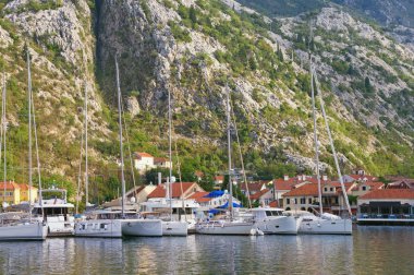 Arka planda dağların Yatlar liman. Karadağ, Kotor şehir