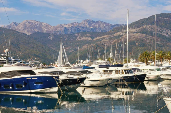 Puerto Para Yates Fondo Las Montañas Montenegro Bahía Kotor Mar — Foto de Stock