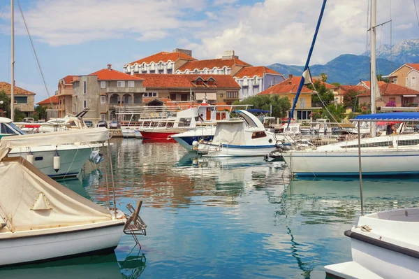 Akdeniz güzel manzara. Sahil kasabası: kırmızı çatılar ve limandaki balıkçı tekneleri ile ev sahipliği yapmaktadır. Karadağ, Tivat şehir, Marina Kalimanj görünümünü 