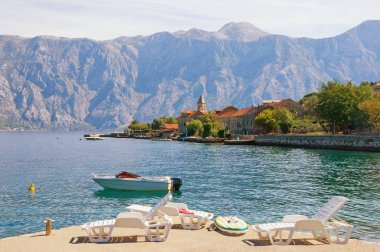 Yaz Akdeniz manzara. Karadağ, Adriyatik Denizi. Kotor Körfezi ve Stoliv köy görünümü. Tatil kavramı