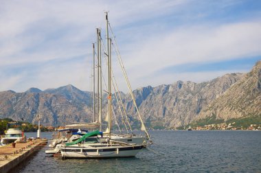 Yatlar, Akdeniz yatay rıhtımda demirli. Karadağ, Adriyatik Denizi, Kotor Körfezi