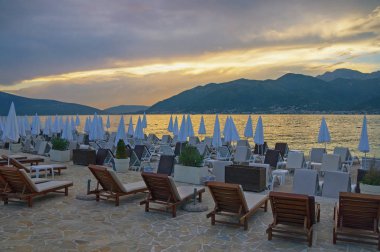 Akşam Akdeniz manzara. Karadağ, Adriyatik Denizi. Kotor Körfezi görünümünü Tivat town yakınındaki
