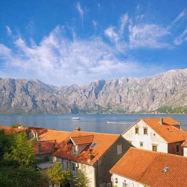 Pitoresk Akdeniz manzara. Karadağ, Kotor Körfezi (Adriyatik Denizi) görünümünü ve leyleklerin Prcanj şehrin. Seyahat, tatil, turizm kavramı