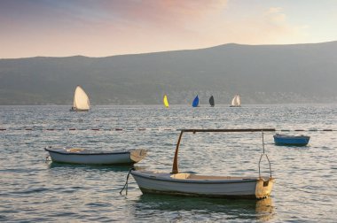 Yelkenliler, yatay, akşam ve balıkçı tekneleri su. Karadağ, Adriyatik Denizi, Kotor Körfezi. Seyahat ve tatil kavramı