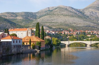 Nehir kıyısında antik kenti. Bosna ve Hersek, Sırp Cumhuriyeti. Trebisnjica nehir ve eski şehir Trebinje, sonbahar