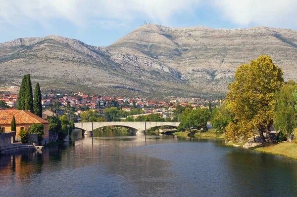 Γραφική Θέα Στην Πόλη Στην Όχθη Του Ποταμού Βοσνίας Και — Φωτογραφία Αρχείου
