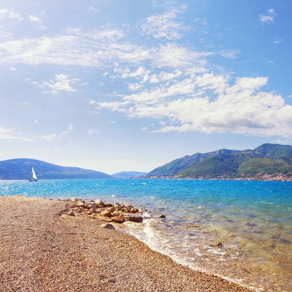 Живописный средиземноморский пейзаж - небо, море и пустынный пляж. Черногория, Адриатическое море, Которский залив, Тиват — стоковое фото