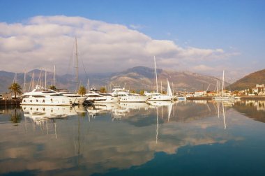Kış Akdeniz manzara. Karadağ, Adriyatik Denizi, Kotor Körfezi. Porto Karadağ - yat limanına Tivat şehir görünümünü