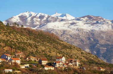 Dağ manzarası bir güneşli kış gününde. Karadağ, Dinar Alpleri, karla kaplı tepeler Lovcen Dağı ve Tivat şehir görünümünü