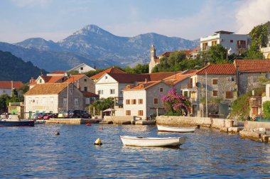 Pitoresk Mediterranean ile küçük sahil köyü manzara. Karadağ, Adriyatik Denizi, Kotor Körfezi, Lepetane Köyü