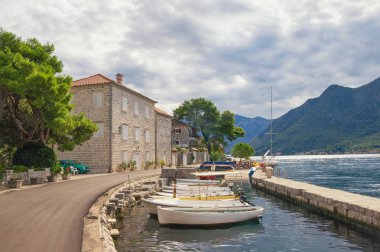 Perast antik şehir içinde bulutlu sonbahar günü. Karadağ, Adriyatik Denizi, Kotor Körfezi
