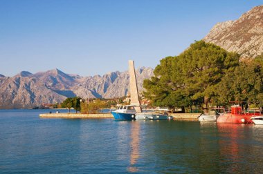 Güneşli sonbahar Akdeniz manzara. Karadağ, Kotor Körfezi. Kotor şehir ve Özgürlük Parkı set of görünümü