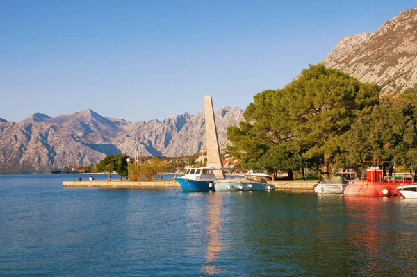 Güneşli sonbahar Akdeniz manzara. Karadağ, Kotor Körfezi. Kotor şehir ve Özgürlük Parkı set of görünümü