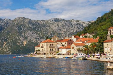 Akdeniz güzel manzara. Karadağ, Kotor Körfezi. Perast şehrin görünümü