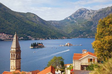 Güzel sonbahar Akdeniz manzara. Karadağ, Kotor Koyu'nun Perast kasaba. Görünümü çan kulesi Aziz Nikolaos Kilisesi ve iki küçük ada (Saint George Adası ve Island Our Lady kayalar). Seyahat ve Turizm kavramı