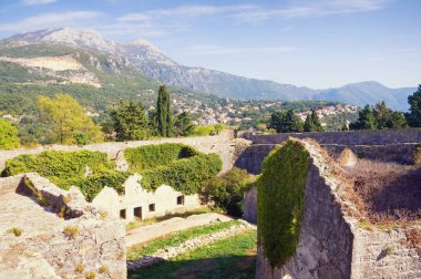 Antik sur. Görünüm Spanjola kale (İspanyol kale) şehirde Herceg Novi, Karadağ