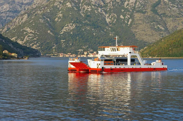 Traghetti Montenegro Mare Adriatico Baia Kotor Traghetto Attraversa Stretto Verige — Foto Stock