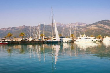 Güzel sonbahar Akdeniz manzara. Yat limanına Porto Karadağ görünümünü. Karadağ, Adriyatik Denizi, Kotor Koyu'nun Tivat şehir