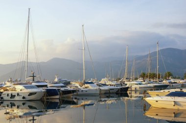 Yat limanına Porto Karadağ görünümünü. Karadağ, Adriyatik Denizi, Kotor Koyu'nun Tivat şehir