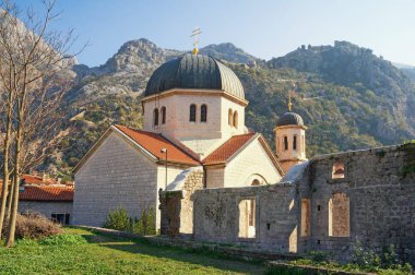 Dini mimari. Karadağ, eski Kotor şehir - Unesco Dünya Mirası sit alanı. Ortodoks Kilisesi St. Nicholas, görünümden şehir duvar  