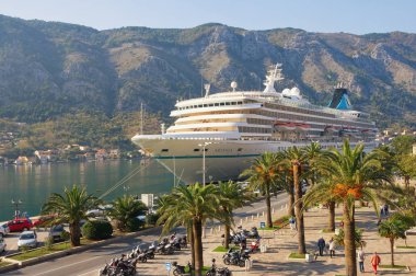 Kotor, Karadağ - 11 Kasım 2018: Kotor şehir limanda Artania geldi yolcu gemisi