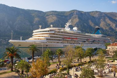 Kotor, Karadağ - 11 Kasım 2018: Kotor şehir limanda Artania geldi yolcu gemisi