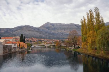 Bulutlu sonbahar günü. Bosna Hersek. Trebisnjica Nehri yakınında Trebin eski şehir görünümünü 