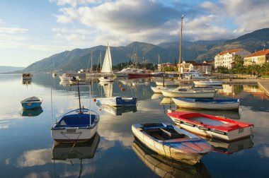 Güzel Mediterranean peyzaj balıkçı tekneleri su ile. Karadağ, Adriyatik Denizi, Kotor Koyu'nun Tivat, Seljanovo köyünün görüntülemek
