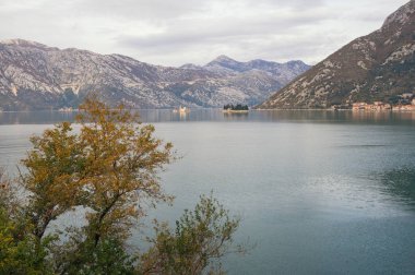 Güzel Mediterranean bulutlu sonbahar gününde manzara. Karadağ, Adriyatik Denizi. Kotor Körfezi ve iki küçük ada (Our Lady kayalar ve St. George görünümünü) 