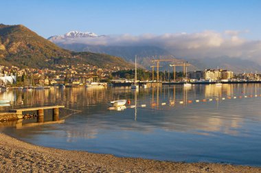 Güzel kış Akdeniz manzara. Karadağ, Kotor Körfezi. Karla kaplı doruklarına Lovcen dağ and Tivat şehir görünümünü