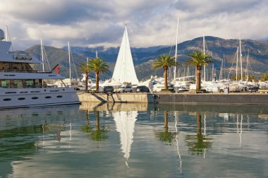 Akdeniz liman. Karadağ, Adriyatik Denizi, Kotor Koyu'nun Tivat şehir. Yat limanına Porto Karadağ görünümünü