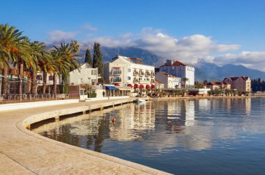 Güzel Mediterranean güneşli kış gününde manzara. Karadağ, Tivat şehir çıkabilir ve Lovcen dağ doruklarına