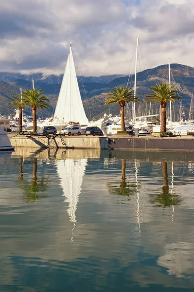 Ιστιοφόρο Στο Λιμάνι Της Μεσογείου Μαυροβουνίου Της Αδριατικής Θάλασσας Κόλπο — Φωτογραφία Αρχείου