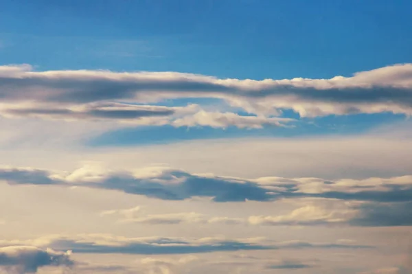 背景の青い空に白い雲の水平線 — ストック写真