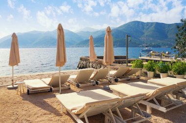 Yaz plaj tatil. Güzel Mediterranean manzara güneşli gün, Karadağ, Adriyatik Denizi, Kotor Körfezi, Tivat