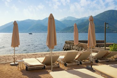 Yaz plaj tatil. Kotor Körfezi Karadağ, Adriyatik Denizi, görünümünü Tivat city yakınındaki