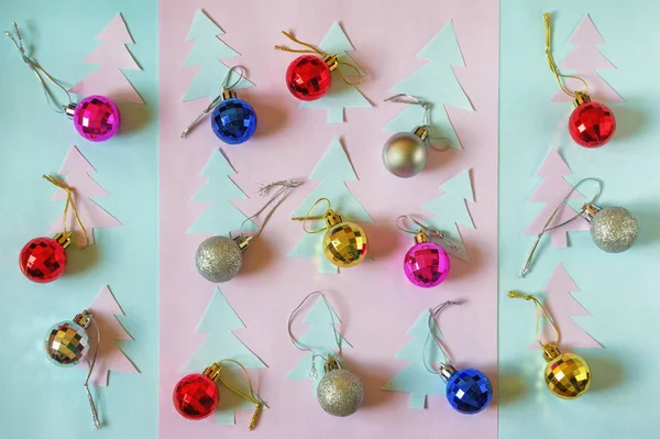 Weihnachtlicher Hintergrund Flach Lag Weihnachtskugeln Und Papier Tannenbäume Auf Farbigem — Stockfoto