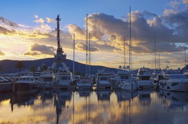 Güzel bir akşam görünümü Marina Porto Karadağ. Karadağ, Tivat şehir, kış