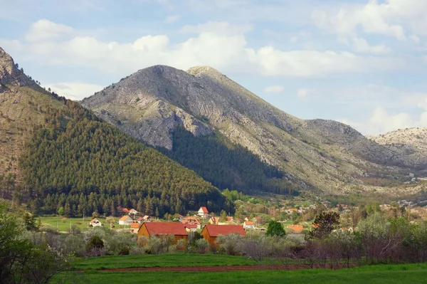 Bir Bahar Gününde Dağları Nın Eteğindeki Küçük Bir Köy Karadağ — Stok fotoğraf