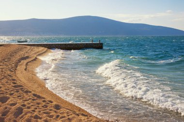 Dalgalar ve ıssız plaj. Güzel Mediterranean güneşli kış gününde manzara. Tivat city yakınındaki Karadağ, Adriyatik Denizi, Kotor Körfezi